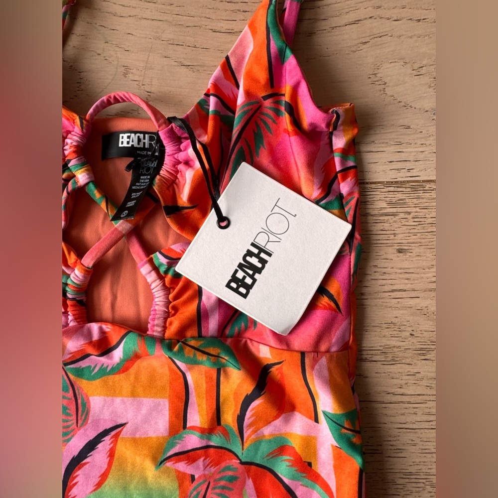 NEW | BEACH RIOT LESLIE ONE PIECE IN PALM BEACH Sz: Small
$178 - Picture 7 of 7